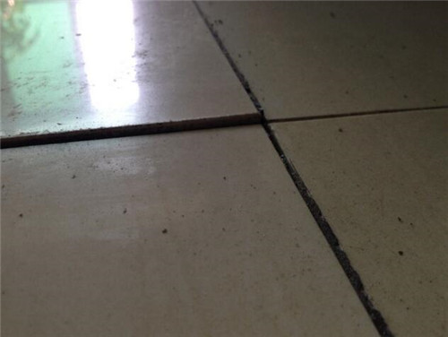 十几年的地砖突然鼓起来(十几年的地砖突然鼓起来怎么办在上面再贴一层)