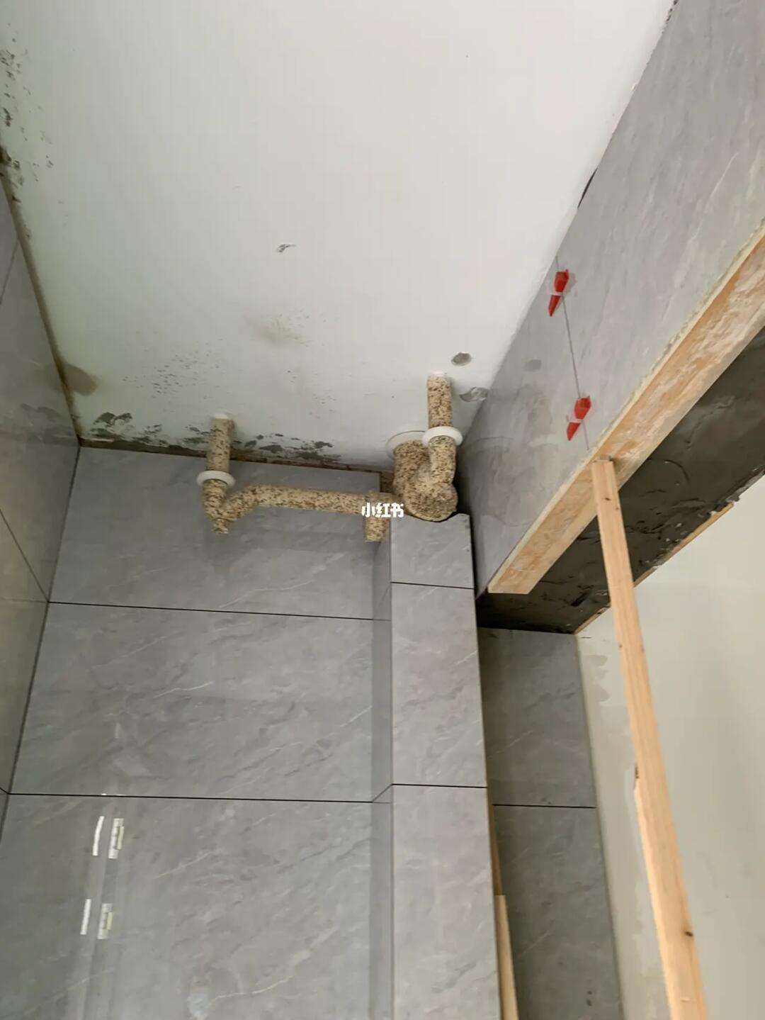 阳台墙砖掉了几块怎么补救呢(阳台墙砖掉了几块怎么补救呢图片)