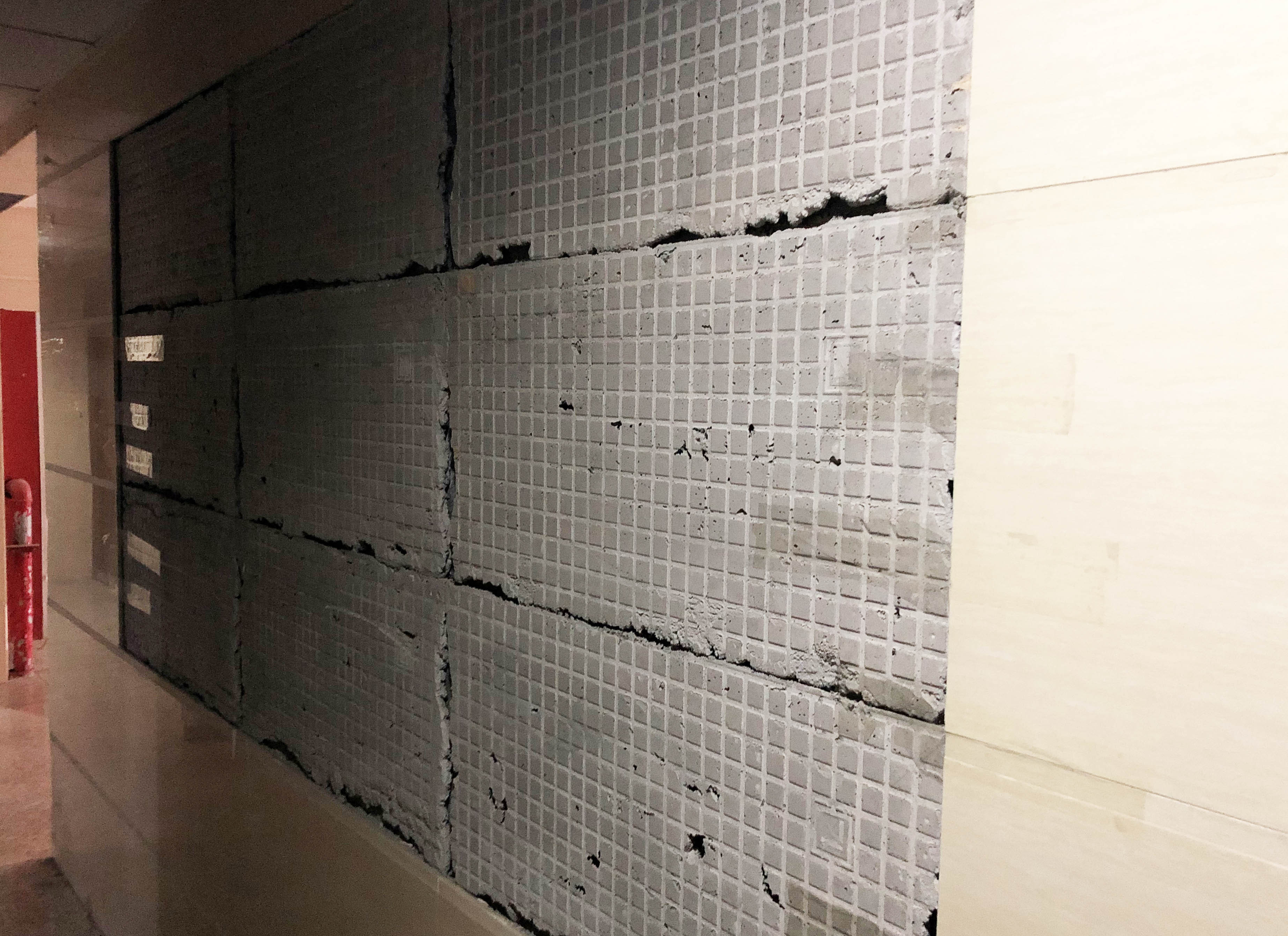 墙面瓷砖脱落最简单修补(家中墙上瓷砖脱落了,怎么修复)