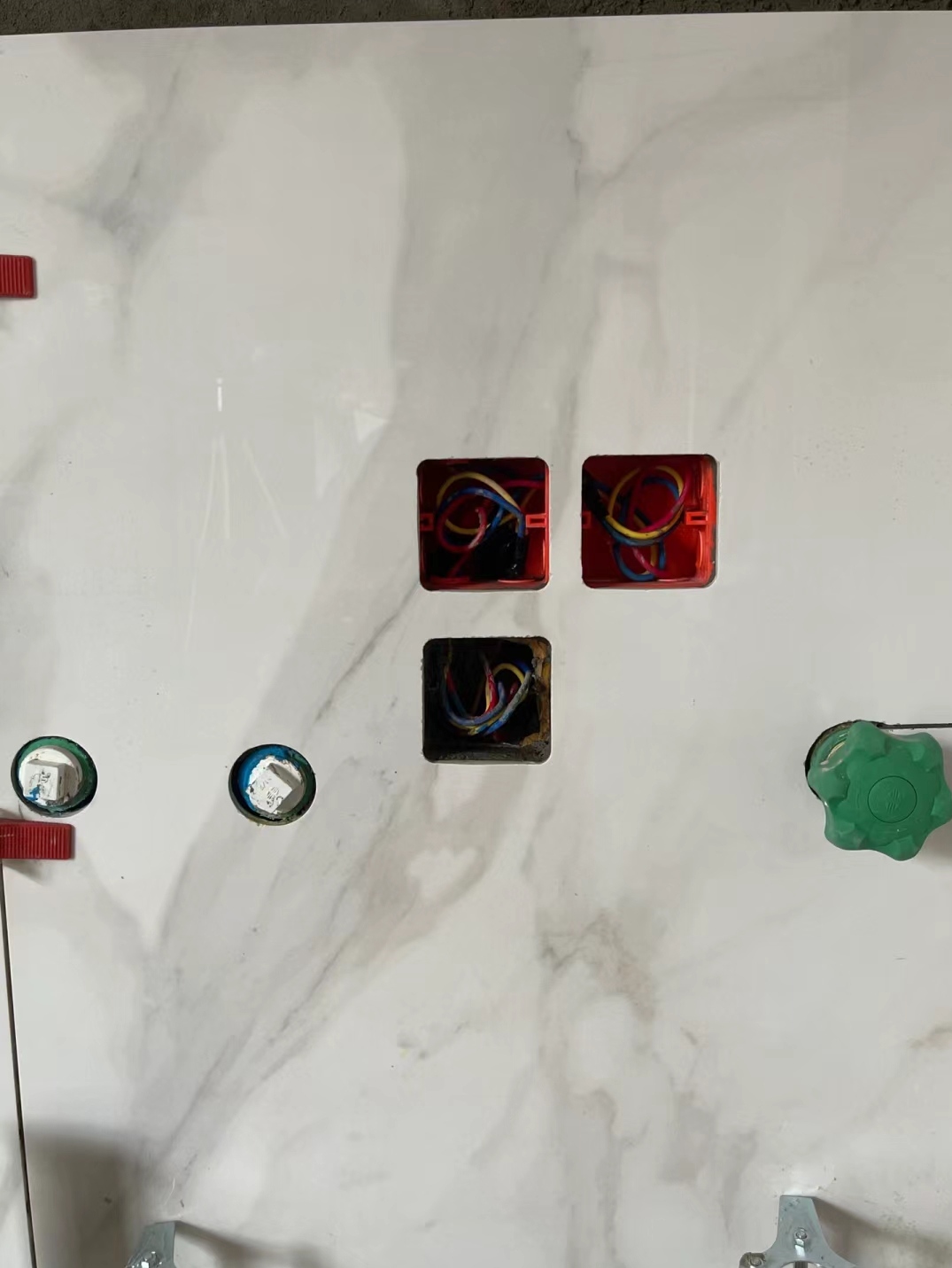 瓷砖现场切割一定会毛边吗(瓷砖切割必须拿到工厂加工吗) 瓷砖现场切割一定会毛边吗(瓷砖切割必须拿到工厂加工吗)