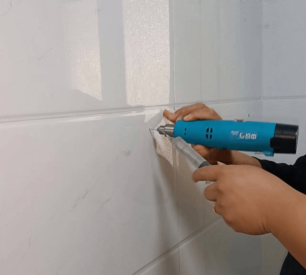 墙砖空鼓修补专用胶怎么用视频(墙砖空鼓修补专用胶怎么用视频讲解)