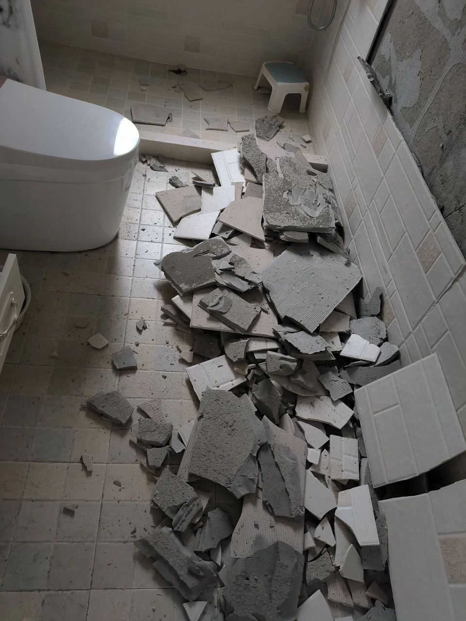 墙砖脱落用什么胶粘好(墙砖掉了用什么胶效果好)