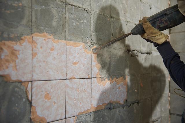 墙壁砖脱落怎样修复(墙壁砖脱落怎样修复好)