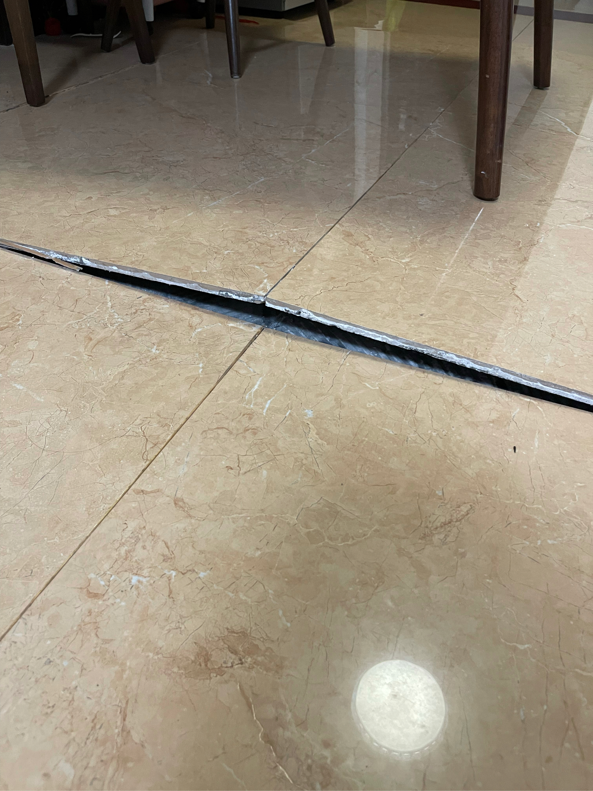 墙上瓷砖翘起来(墙上瓷砖翘起来怎么办)