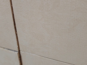 墙砖翘起来了怎么修复图片大全视频(墙砖翘起来了怎么修复图片大全视频教程)